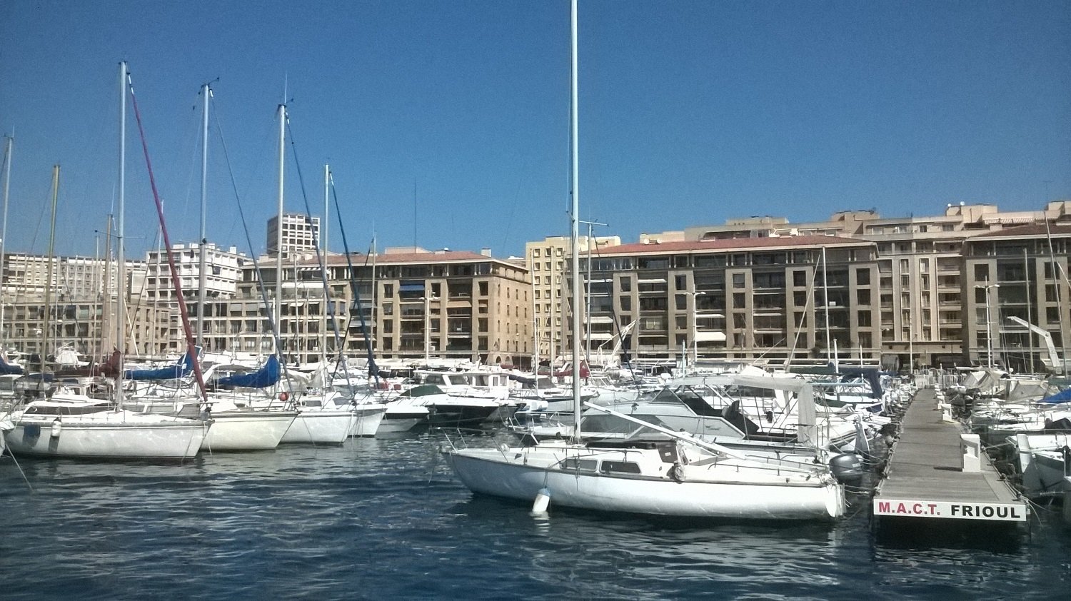 vue du vieux port actuel avec ses bateaux de plaisance