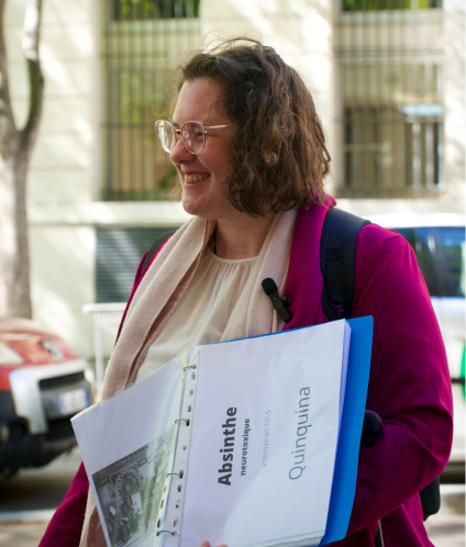 Votre guide touristique Caroline vous présentant des documents et photos